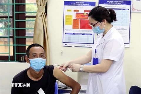 Tiêm vaccine phòng COVID-19 cho người dân các xã, phường biên giới thành phố Móng Cái. (Ảnh: TTXVN phát)