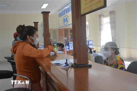 Bảo hiểm Xã hội tỉnh Đắk Lắk hỗ trợ xác nhận cho doanh nghiệp, người lao động dừng việc hoặc dừng đóng bảo hiểm xã hội để được thụ hưởng chính sách theo Nghị quyết 68. (Ảnh: Hoài Thu/TTXVN)