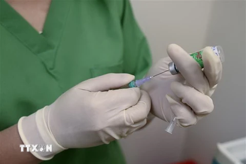 Nhân viên y tế chuẩn bị tiêm vaccine Covishield phòng COVID-19 cho người dân tại New Delhi, Ấn Độ. (Ảnh: AFP/TTXVN)