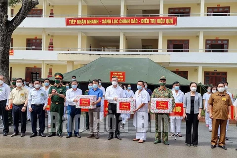 Lãnh đạo tỉnh Hòa Bình tặng quà cho lực lượng thực binh triển khai thực hiện bệnh viện dã chiến. (Nguồn: Báo Hòa Bình)