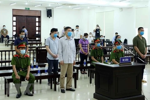 Các bị cáo trong vụ án tham nhũng vật tư y tế tại Trung tâm Kiểm soát bệnh tật thành phố Hà Nội (CDC Hà Nội). (Nguồn: TTXVN)
