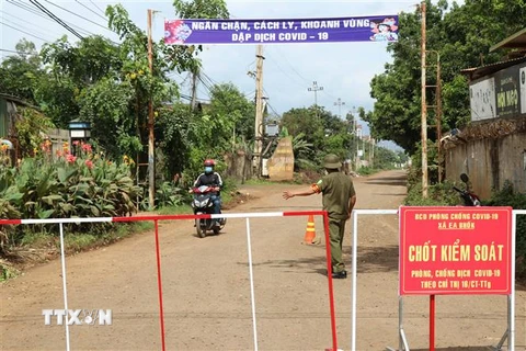 Một chốt tại huyện Cư Kuin kiểm soát chặt chẽ người ra vào để phòng, chống dịch. (Ảnh: Tuấn Anh/TTXVN)