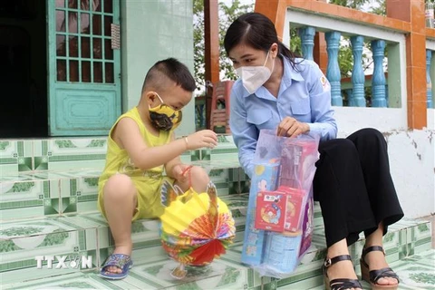 Trao quà Trung Thu cho thiếu nhi khó khăn tại huyện Bình Chánh, Thành phố Hồ Chí Minh. (Ảnh: Hồng Giang/TTXVN)