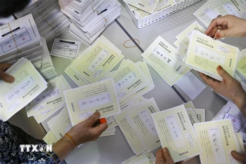 Các thành viên Đảng Dân chủ Tự do (LDP) cầm quyền Nhật Bản kiểm lá phiếu bầu Chủ tịch mới tại Gifu, miền Trung Nhật Bản, ngày 29/9/2021. (Ảnh: Kyodo/TTXVN)