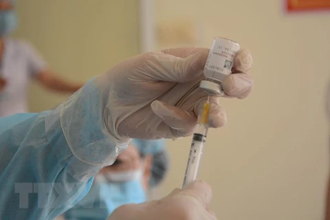 Cận cảnh lấy vaccine ngừa COVID-19. (Ảnh: Văn Dũng/TTXVN)