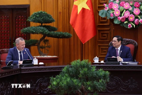 Thủ tướng Phạm Minh Chính tiếp Đại sứ Liên hiệp Vương quốc Anh và Bắc Ireland tại Việt Nam Gareth Ward. (Ảnh: Dương Giang/TTXVN)