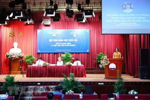 Nhà báo Vũ Việt Trang, Tổng Giám đốc TTXVN, tham luận với chủ đề "Giữ vững định hướng tư tưởng trong điều kiện đẩy mạnh phát triển kinh tế truyền thông." (Ảnh: Phạm Kiên/TTXVN)