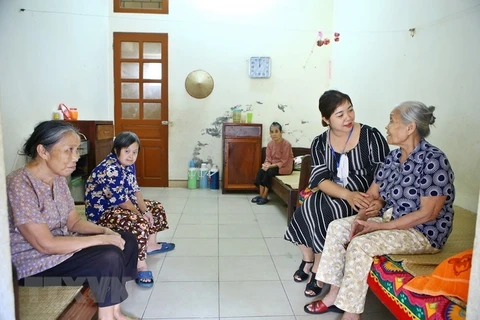 Chăm sóc người già cô đơn tại Trung tâm Công tác xã hội tỉnh Hòa Bình. (Ảnh: Minh Quyết/TTXVN)