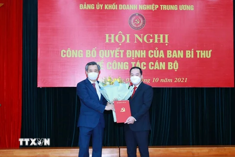Ông Nguyễn Quang Dương, Ủy viên Trung ương Đảng, Phó Trưởng Ban Tổ chức Trung ương trao quyết định cho ông Hồ Xuân Trường. (Ảnh: Phương Hoa/TTXVN)