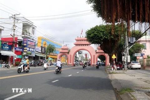 Người dân thành phố Rạch Giá, tỉnh Kiên Giang ra đường khi được nới lỏng giãn cách xã hội. (Ảnh: Lê Sen/TTXVN)