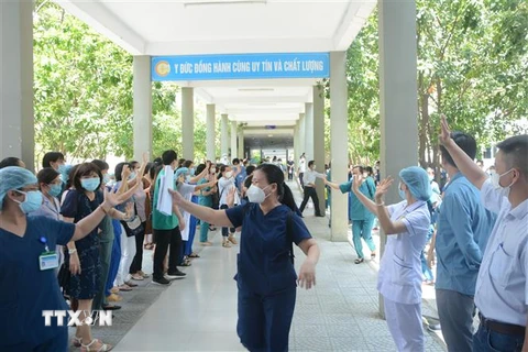 Các y, bác sỹ vẫy chào tiễn đoàn công tác lên đường tiếp viện Thành phố Hồ Chí Minh phòng, chống dịch. (Ảnh: Văn Dũng/TTXVN)