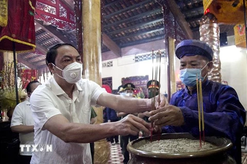 Chủ tịch UBND tỉnh Kiên Giang Lâm Minh Thành thắp hương tại Chánh điện Đình Nguyễn Trung Trực. (Ảnh: Hồng Đạt/TTXVN)