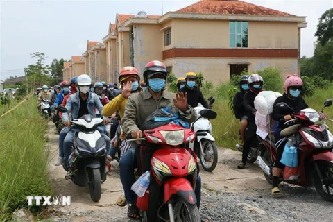 Người dân đi xe gắn máy về quê. (Ảnh: TTXVN phát)