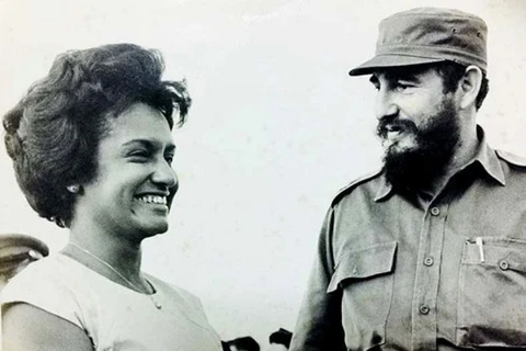 Nữ nhà báo Marta Rojas và lãnh tụ cách mạng Fidel Castro. (Nguồn: Asere)