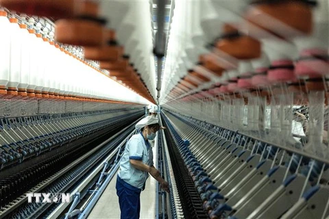 Công nhân làm việc tại nhà máy dệt may ở Nam Thông, tỉnh Giang Tô, Trung Quốc ngày 14/9/2021. (Ảnh: JIO/TTXVN)