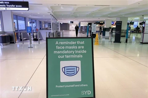 Biển nhắc nhở hành khách đeo khẩu trang phòng dịch COVID-19 tại sân bay Sydney, Australia. (Ảnh: THX/TTXVN)