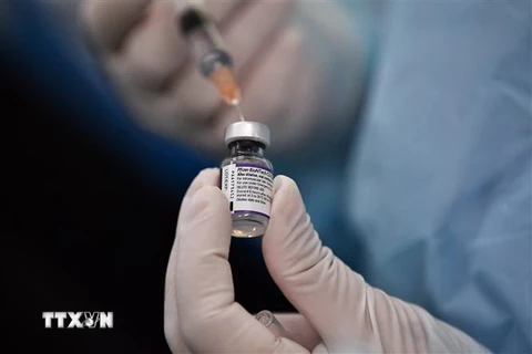 Nhân viên y tế chuẩn bị mũi tiêm vaccine ngừa COVID-19 của hãng Pfizer/BioNTech. (Nguồn: AFP/TTXVN)