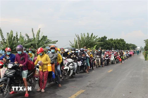 Rất đông người dân từ các vùng dịch trở về các tỉnh miền Tây, trong đó có Đồng Tháp bằng phương tiện xe máy. (Ảnh: Chương Đài/TTXVN)