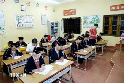 Một lớp học xóa mù chữ ở Tuyên Quang. (Ảnh: Nam Sương/TTXVN)