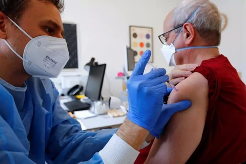 Tiêm vaccine COVID-19 cho người cao tuổi tại Berlin, Đức. (Ảnh: Reuters)