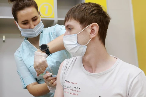 Tiêm vaccine ngừa COVID-19 cho người dân Nga. (Ảnh: TASS)