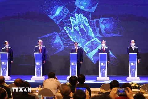 Thủ tướng Phạm Minh Chính và Tổng Thư ký Liên minh Viễn thông thế giới Zhao Houlin cùng các đại biểu thực hiện nghi thức khai mạc Triển lãm Thế giới số 2021. (Ảnh: Dương Giang/TTXVN)