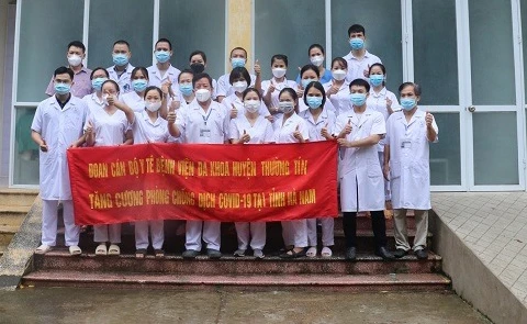 Đoàn cán bộ y tế Bệnh viện Đa khoa huyện Thường Tín lên đường hỗ trợ Hà Nam chống dịch. (Ảnh: Sở Y tế)
