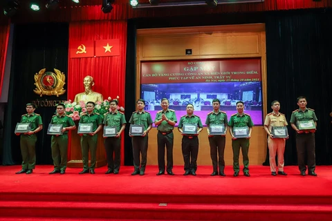 Bộ trưởng Tô Lâm tặng quà cho đại diện các cán bộ, chiến sỹ công an tăng cường xã biên giới trọng điểm, phức tạp về an ninh, trật tự. (Nguồn: Bộ Công an)
