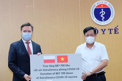 Thứ trưởng Bộ Y tế Đỗ Xuân Tuyên tiếp nhận lô vaccine AstraZeneca của Chính phủ và nhân dân Ba Lan trao tặng từ ngài Đại sứ Ba Lan tại Việt Nam. (Nguồn: Suckhoedoisong.vn)