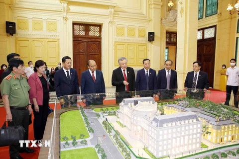 Chủ tịch nước Nguyễn Xuân Phúc tham quan mô hình Trụ sở mới của Tòa án Nhân dân Tối cao. (Ảnh: Phạm Kiên/TTXVN)
