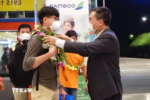 Lãnh đạo Sở Du lịch Quảng Bình tặng hoa chào đón du khách đến với Quảng Bình sau một thời gian dài ngành du lịch tạm đóng cửa phòng tránh dịch COVID-19. (Ảnh: Võ Dung/TTXVN)