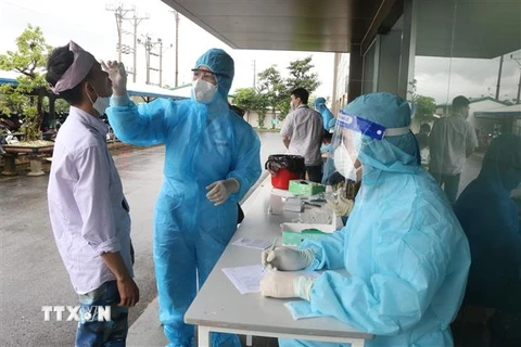 Lấy mẫu xét nghiệm COVID-19 cho người dân ở Thanh Hóa. (Ảnh: Hoa Mai/TTXVN)