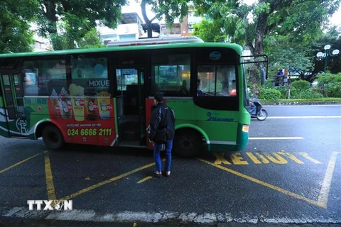 Xe buýt đón khách tại trạm đón, trả khách trên phố Giảng Võ, Hà Nội. (Ảnh: Tuấn Anh/TTXVN)