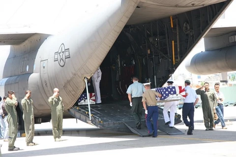 Một buổi lễ hồi hương hài cốt quân nhân Hoa Kỳ mất tích trong chiến tranh Việt Nam ở sân bay Đà Nẵng. (Ảnh minh họa: Văn Sơn/TTXVN)