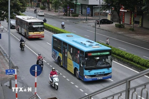 Xe buýt, xe taxi được hoạt động trở lại tại Hà Nội sau thời gian tạm dừng do ảnh hưởng của dịch COVID-19. (Ảnh: Minh Quyết/TTXVN)