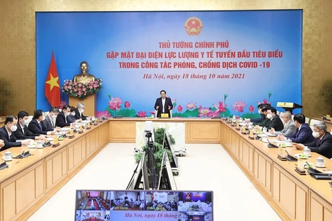 Thủ tướng Phạm Minh Chính đã gặp mặt, tuyên dương các thầy thuốc tiêu biểu, xuất sắc của ngành y tế, quân đội và công an trong công tác phòng, chống dịch COVID-19. (Ảnh: Dương Giang/TTXVN)
