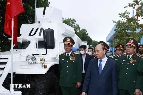 Chủ tịch nước Nguyễn Xuân Phúc xem các phương tiện của lực lượng tham gia hoạt động gìn giữ hòa bình Liên hợp quốc. (Ảnh: Thống Nhất/TTXVN)