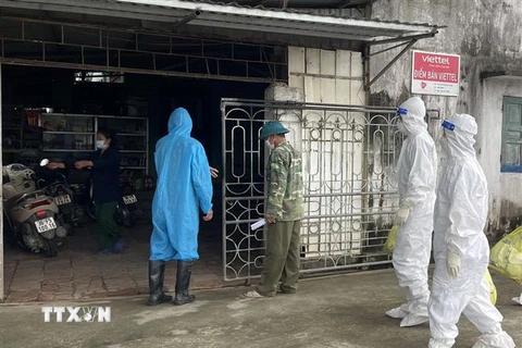 Nhân viên y tế đi từng nhà để lấy mẫu xét nghiệm COVID-19 cho người dân xã Quang Trung, thị xã Bỉm Sơn, tỉnh Thanh Hóa. (Ảnh: Nguyễn Nam/TTXVN)