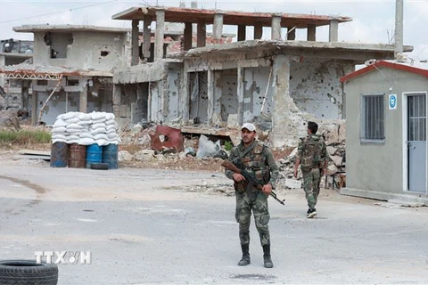Binh sỹ Syria tại một điểm kiểm soát ở quận Daraa al-Balad, thành phố miền Tây Nam Daraa, ngày 12/9/2021. (Ảnh: AFP/TTXVN)