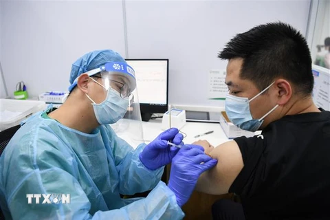 Nhân viên y tế tiêm vaccine ngừa COVID-19 cho người dân tại tỉnh Quảng Đông, Trung Quốc. (Ảnh: THX/TTXVN)