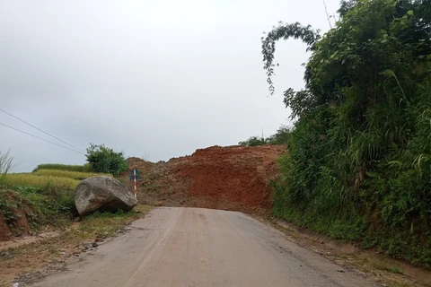 Sạt lở trên Quốc lộ 15C đoạn qua bản Kéo Té, xã Nhi Sơn, huyện Mường Lát. (Nguồn: Báo Thanh Hóa)