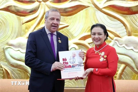 Chủ tịch Liên hiệp các tổ chức hữu nghị Việt Nam Nguyễn Phương Nga tặng quyển sách Chủ tịch Hồ Chí Minh cho ngài Mohamed Berrah. (Ảnh: Văn Điệp/TTXVN)