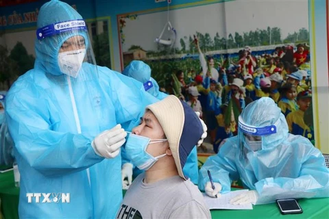 Nhân viên y tế lấy mẫu xét nghiệm sang lọc cho người dân phường Gia Cẩm, thành phố Việt Trì, tỉnh Phú Thọ. (Ảnh: Trung Kiên/TTXVN)