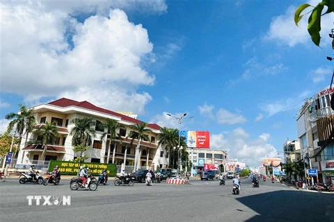 Đường Trần Hưng Đạo, thành phố Long Xuyên đông đúc phương tiện lưu thông khi tỉnh An Giang thực hiện Nghị quyết 128. (Ảnh: Thanh Sang/TTXVN)