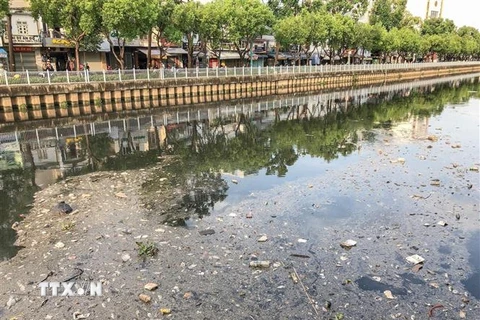 Một đoạn kênh Nhiêu Lộc-Thị Nghè bị ô nhiễm bởi rác thải. (Ảnh: Hồng Giang/TTXVN)