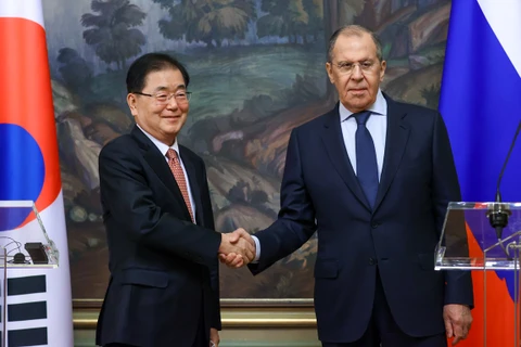 Ngoại trưởng Hàn Quốc Chung Eui-young và người đồng cấp Nga Sergei Lavrov. (Nguồn: Mid.ru)