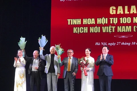 Tri ân các nghệ sỹ lão thành tại Gala 'Tinh hoa hội tụ 100 năm sân khấu kịch nói Việt Nam.' (Nguồn: Báo Tin tức)