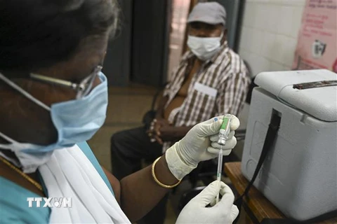 Nhân viên y tế tiêm chủng vaccine ngừa COVID-19 cho người dân tại Chennai, Ấn Độ, ngày 21/5/2021. (Ảnh: AFP/TTXVN)