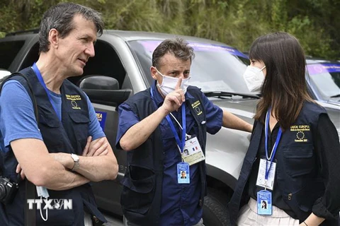 Các thành viên trong nhóm quan sát viên của EU tới Caracas, Venezuela. (Ảnh: AFP/TTXVN)