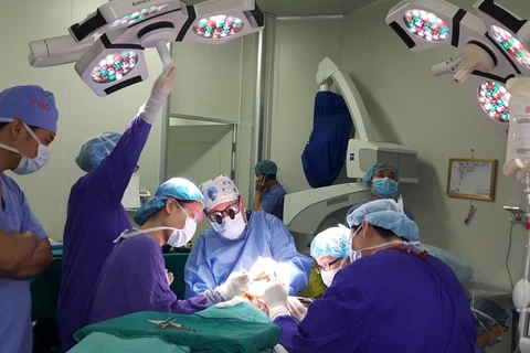 Đoàn bác sỹ của tổ chức Facing the World mổ cùng các bác sỹ Bệnh viện Việt Đức năm 2017. (Ảnh do bệnh viện cung cấp)